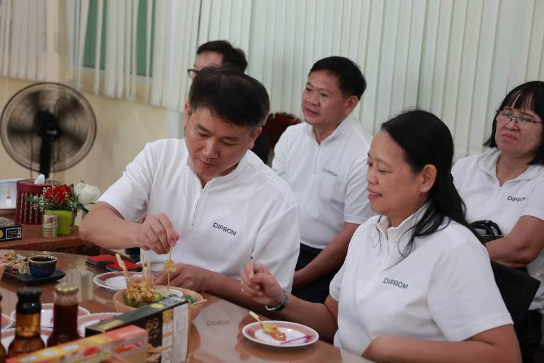 “อธิบดีใบน้อย” นำคณะสื่อมวลชน ชมความสำเร็จโตไว "แฟรนไชส์หมูสะเต๊ะ" เจ้าดังบ้านบึง