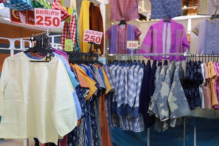 “รสอ.วาที” เปิดงานอุตสาหกรรมแฟร์ “MID YEAR SALE 2023” ยกขบวน ผปก. กว่า 80 ร้านค้า ร่วมงานฯ คาดเงินสะพัดกว่า 3 ลบ.