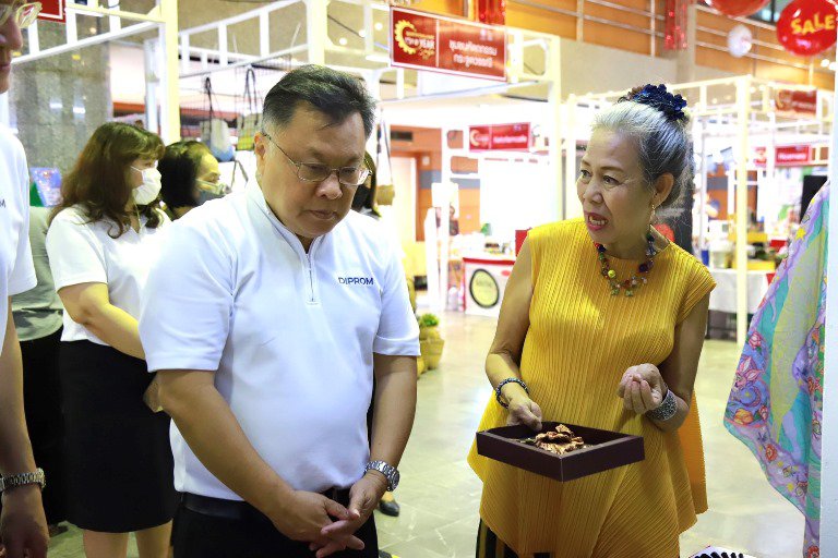 “รสอ.วาที” เปิดงานอุตสาหกรรมแฟร์ “MID YEAR SALE 2023” ยกขบวน ผปก. กว่า 80 ร้านค้า ร่วมงานฯ คาดเงินสะพัดกว่า 3 ลบ.