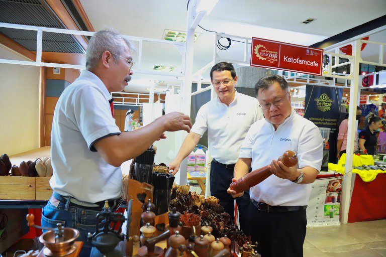 “รสอ.วาที” เปิดงานอุตสาหกรรมแฟร์ “MID YEAR SALE 2023” ยกขบวน ผปก. กว่า 80 ร้านค้า ร่วมงานฯ คาดเงินสะพัดกว่า 3 ลบ.