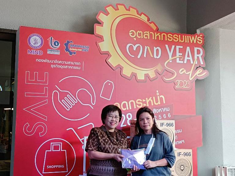 “รสอ.สุชาดา” มอบของรางวัลแก่ผู้โชคดีในงาน “MID YEAR SALE 2023” พร้อมร่วมสนุกกิจกรรม Photo booth 