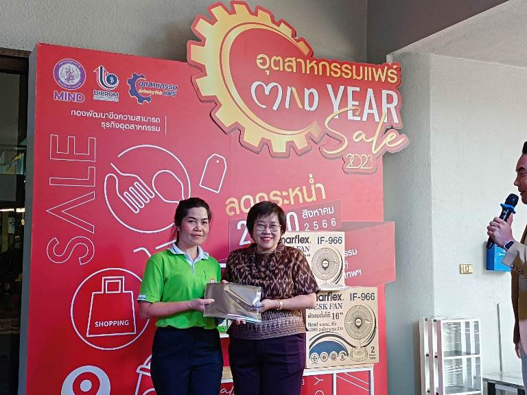 “รสอ.สุชาดา” มอบของรางวัลแก่ผู้โชคดีในงาน “MID YEAR SALE 2023” พร้อมร่วมสนุกกิจกรรม Photo booth 