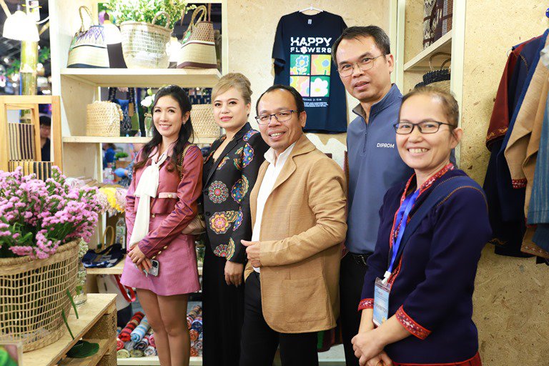 “ดีพร้อม” โชว์เคส 6 ชุมชนดีพร้อมนำร่อง อัพสกิลขึ้นแท่นผลิตภัณฑ์ไทยชั้นเลิศ