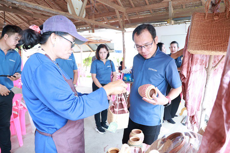 "อธิบดีใบน้อย" ลงพื้นที่เยี่ยมชมกลุ่มวิสาหกิจแพปลา ชุมชนแหลมผักเบี้ย 