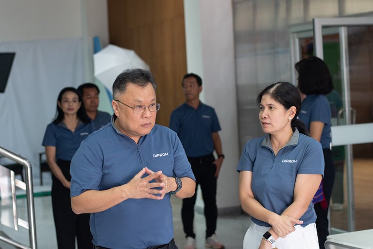 "รสอ.วาที" ลงพื้นที่ติดตามความคืบหน้าผลการดำเนินงานของดีพร้อมเซ็นเตอร์ 10