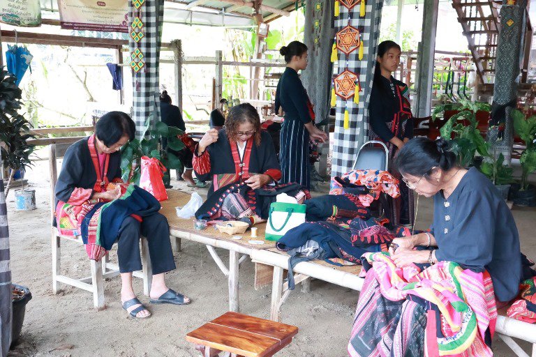 "อธิบดีใบน้อย" นำทีมดีพร้อมลงพื้นที่เยี่ยมชมหมู่บ้านวัฒนธรรมไทดำ