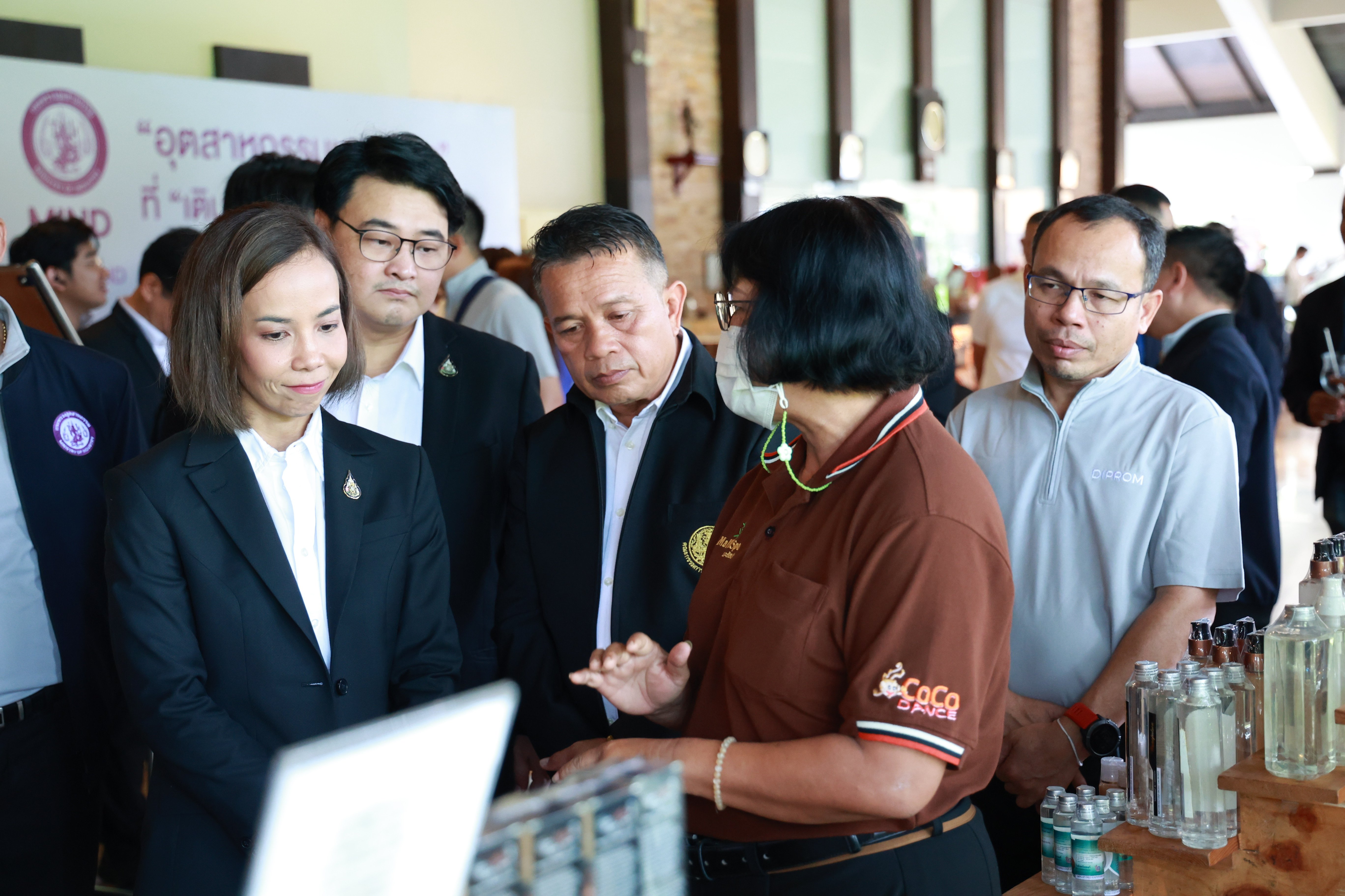 รัฐมนตรีฯ พิมพ์ภัทรา ถกภาครัฐ-เอกชน ร่วมขับเคลื่อนเศรษฐกิจกลุ่มจังหวัดภาคใต้ เสริมแกร่ง 3 กลุ่มอุตฯ เหมืองแร่-ผลิตภัณฑ์เกษตรแปรรูป-ปาล์มน้ำมันและยางพารา สร้างมูลค่าเพิ่ม พร้อมเร่งเพิ่มทักษะด้านการประกอบการ สร้างมูลค่าเพิ่มพัฒนาผลิตภัณฑ์ยั่งยืน