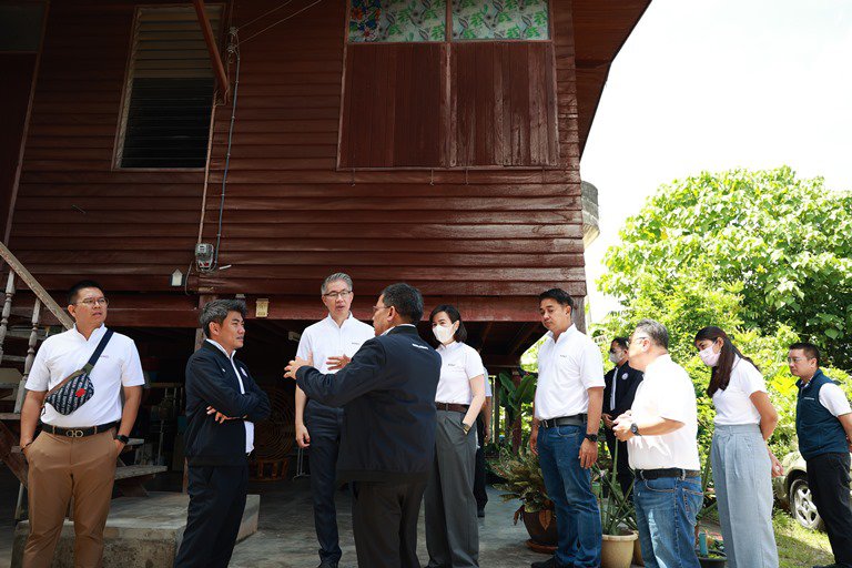 ปลัดฯ ณัฐพล รุดให้กำลังใจเจ้าหน้าที่ สอจ.ชุมพร ยกเป็นตัวอย่างของความเสียสละ ความทุ่มเท และการทำงานเป็นทีม      