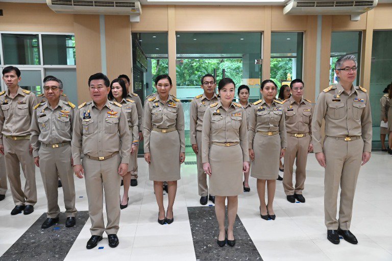 รัฐมนตรีฯ พิมพ์ภัทรา นำคณะข้าราชการ ก.อุตสาหกรรม เคารพธงชาติและร้องเพลงชาติไทยในกิจกรรมเนื่องในวันพระราชทาน ธงชาติไทย (Thai National Flag Day) 28 กันยายน ประจำปี 2566