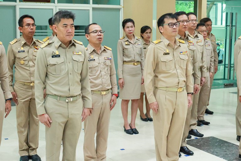 รัฐมนตรีฯ พิมพ์ภัทรา นำคณะข้าราชการ ก.อุตสาหกรรม เคารพธงชาติและร้องเพลงชาติไทยในกิจกรรมเนื่องในวันพระราชทาน ธงชาติไทย (Thai National Flag Day) 28 กันยายน ประจำปี 2566