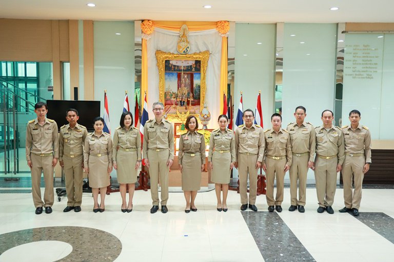 รัฐมนตรีฯ พิมพ์ภัทรา นำคณะข้าราชการ ก.อุตสาหกรรม เคารพธงชาติและร้องเพลงชาติไทยในกิจกรรมเนื่องในวันพระราชทาน ธงชาติไทย (Thai National Flag Day) 28 กันยายน ประจำปี 2566