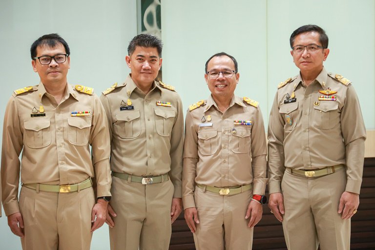 รัฐมนตรีฯ พิมพ์ภัทรา นำคณะข้าราชการ ก.อุตสาหกรรม เคารพธงชาติและร้องเพลงชาติไทยในกิจกรรมเนื่องในวันพระราชทาน ธงชาติไทย (Thai National Flag Day) 28 กันยายน ประจำปี 2566