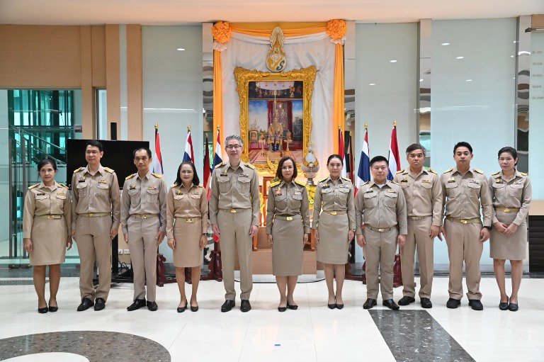 รัฐมนตรีฯ พิมพ์ภัทรา นำคณะข้าราชการ ก.อุตสาหกรรม เคารพธงชาติและร้องเพลงชาติไทยในกิจกรรมเนื่องในวันพระราชทาน ธงชาติไทย (Thai National Flag Day) 28 กันยายน ประจำปี 2566