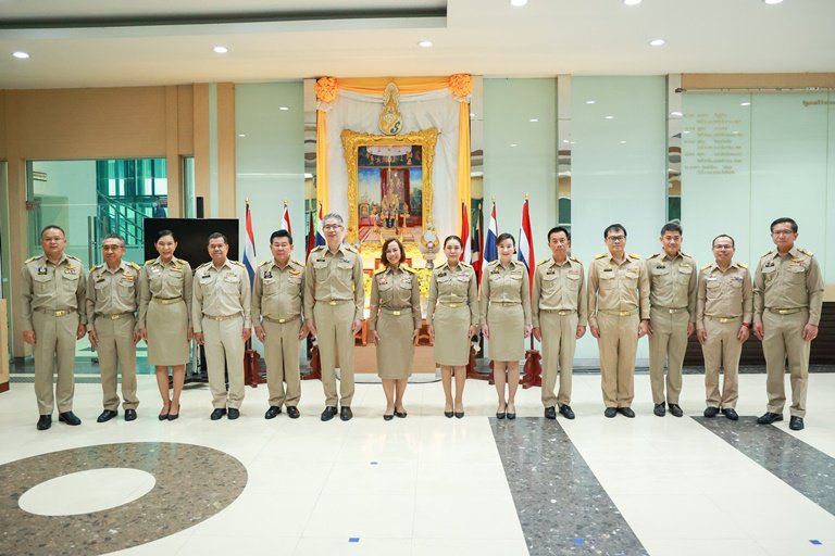 รัฐมนตรีฯ พิมพ์ภัทรา นำคณะข้าราชการ ก.อุตสาหกรรม เคารพธงชาติและร้องเพลงชาติไทยในกิจกรรมเนื่องในวันพระราชทาน ธงชาติไทย (Thai National Flag Day) 28 กันยายน ประจำปี 2566