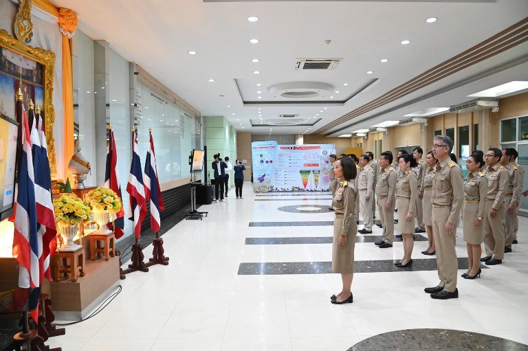รัฐมนตรีฯ พิมพ์ภัทรา นำคณะข้าราชการ ก.อุตสาหกรรม เคารพธงชาติและร้องเพลงชาติไทยในกิจกรรมเนื่องในวันพระราชทาน ธงชาติไทย (Thai National Flag Day) 28 กันยายน ประจำปี 2566