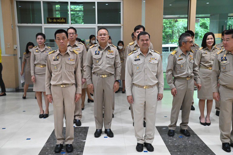 รัฐมนตรีฯ พิมพ์ภัทรา นำคณะข้าราชการ ก.อุตสาหกรรม เคารพธงชาติและร้องเพลงชาติไทยในกิจกรรมเนื่องในวันพระราชทาน ธงชาติไทย (Thai National Flag Day) 28 กันยายน ประจำปี 2566
