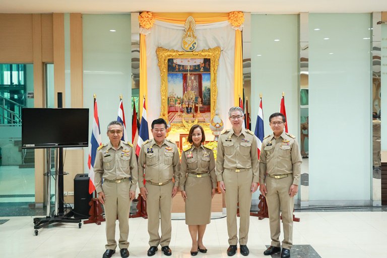 รัฐมนตรีฯ พิมพ์ภัทรา นำคณะข้าราชการ ก.อุตสาหกรรม เคารพธงชาติและร้องเพลงชาติไทยในกิจกรรมเนื่องในวันพระราชทาน ธงชาติไทย (Thai National Flag Day) 28 กันยายน ประจำปี 2566