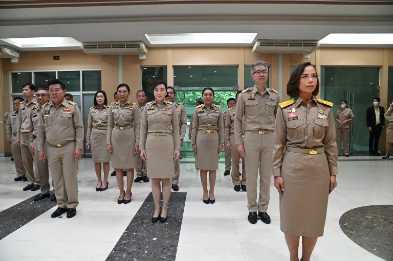 รัฐมนตรีฯ พิมพ์ภัทรา นำคณะข้าราชการ ก.อุตสาหกรรม เคารพธงชาติและร้องเพลงชาติไทยในกิจกรรมเนื่องในวันพระราชทาน ธงชาติไทย (Thai National Flag Day) 28 กันยายน ประจำปี 2566