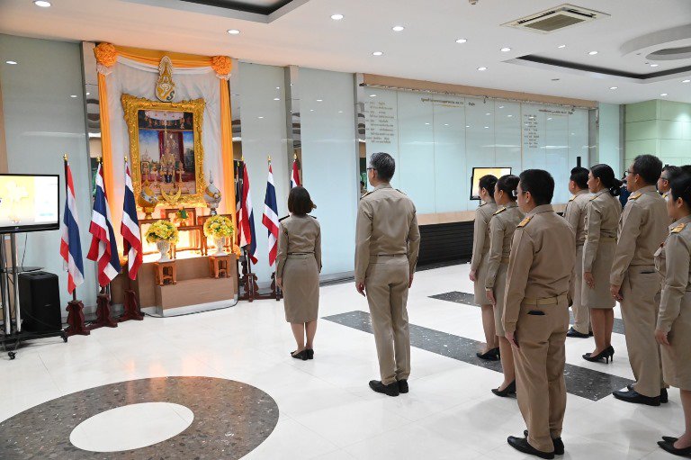 รัฐมนตรีฯ พิมพ์ภัทรา นำคณะข้าราชการ ก.อุตสาหกรรม เคารพธงชาติและร้องเพลงชาติไทยในกิจกรรมเนื่องในวันพระราชทาน ธงชาติไทย (Thai National Flag Day) 28 กันยายน ประจำปี 2566
