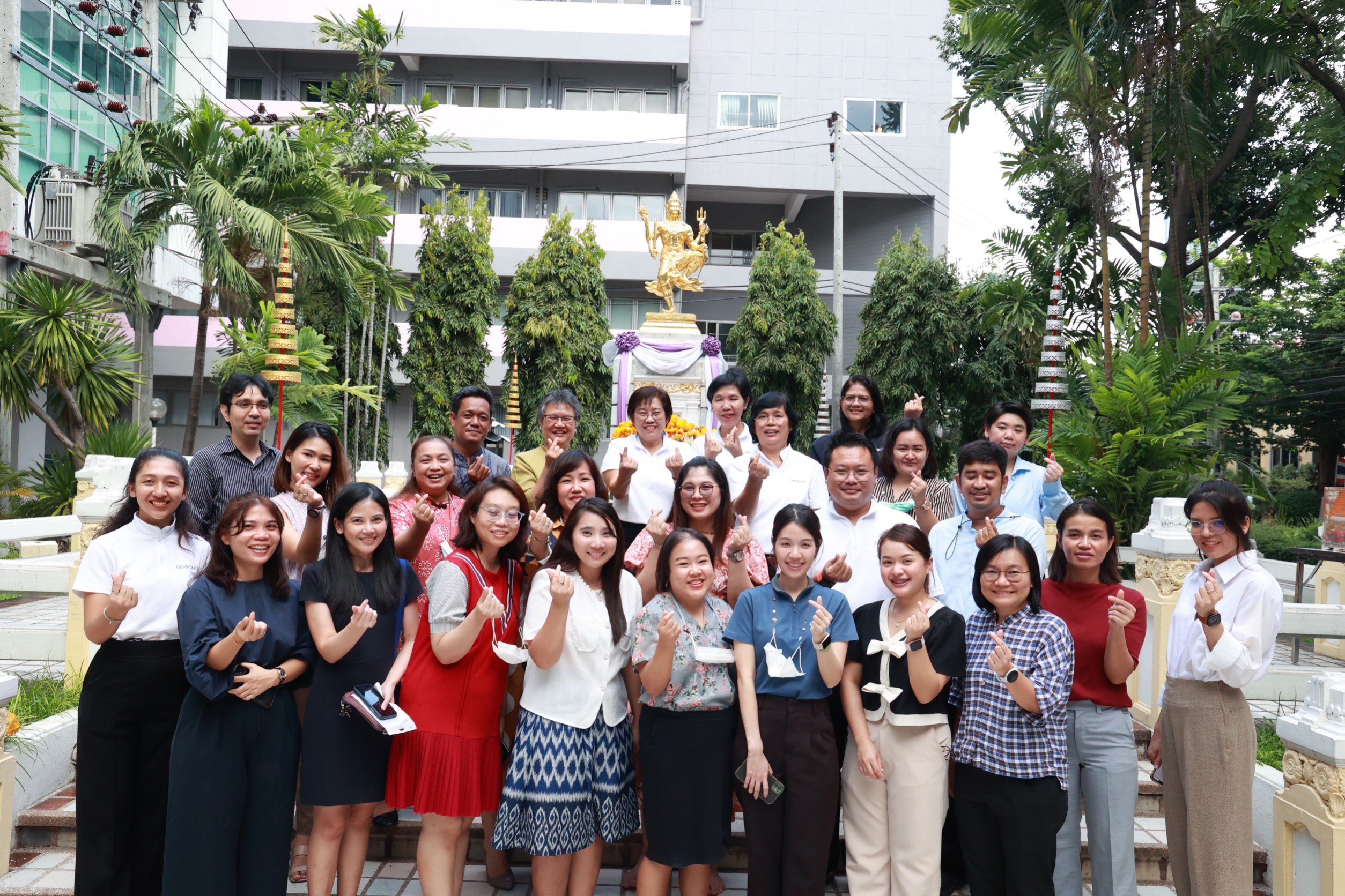“รสอ.สุชาดา” สักการะสิ่งศักดิ์สิทธิ์ อำลาตำแหน่ง ส่งท้ายก่อนการเกษียณอายุราชการ