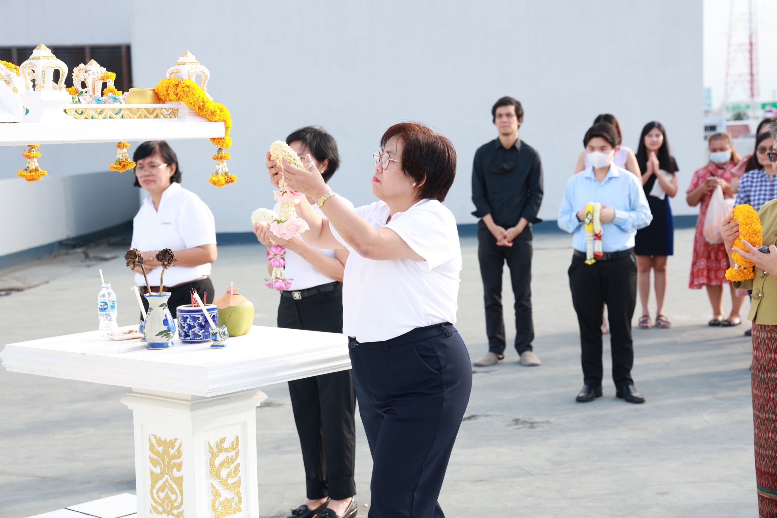“รสอ.สุชาดา” สักการะสิ่งศักดิ์สิทธิ์ อำลาตำแหน่ง ส่งท้ายก่อนการเกษียณอายุราชการ