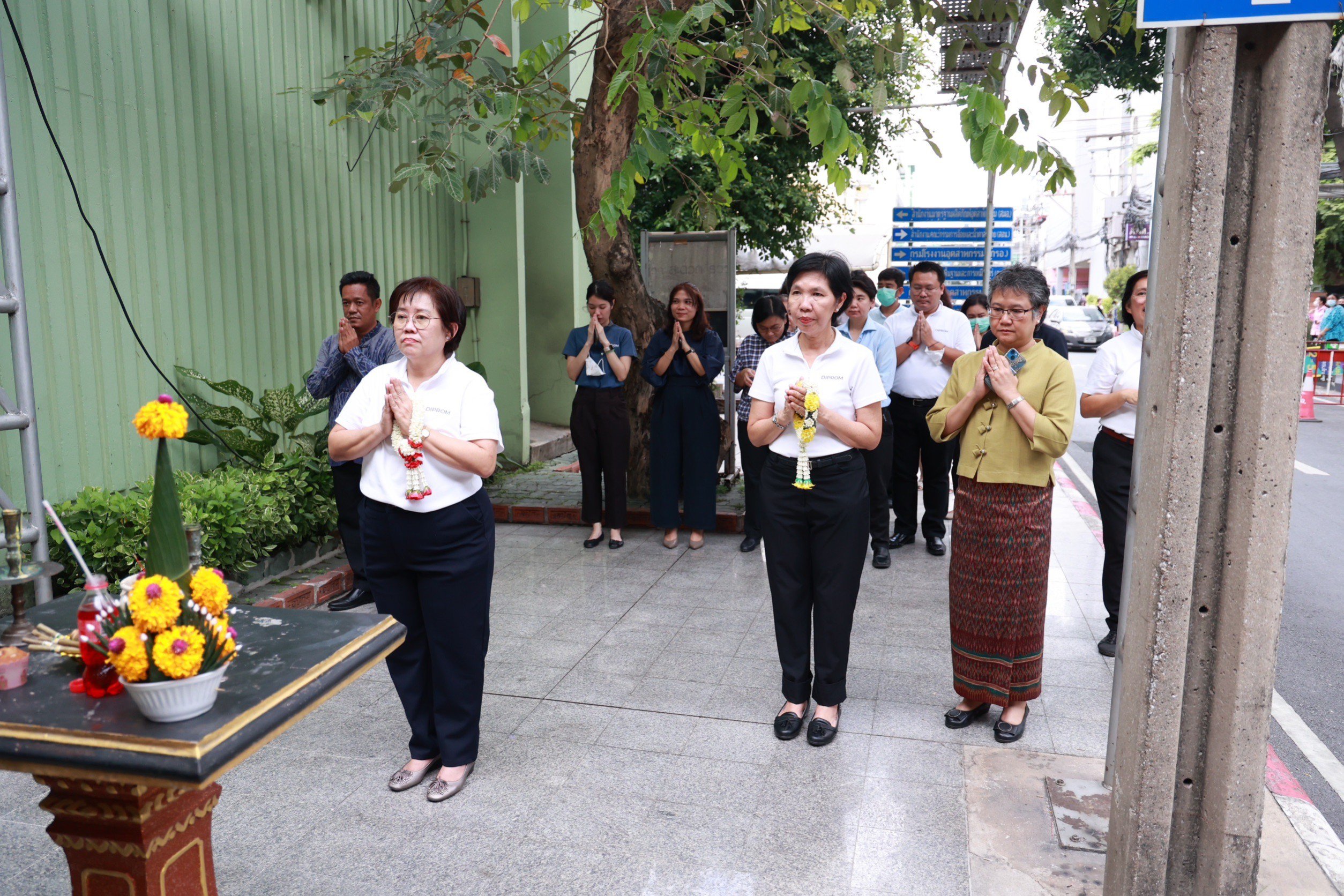 “รสอ.สุชาดา” สักการะสิ่งศักดิ์สิทธิ์ อำลาตำแหน่ง ส่งท้ายก่อนการเกษียณอายุราชการ