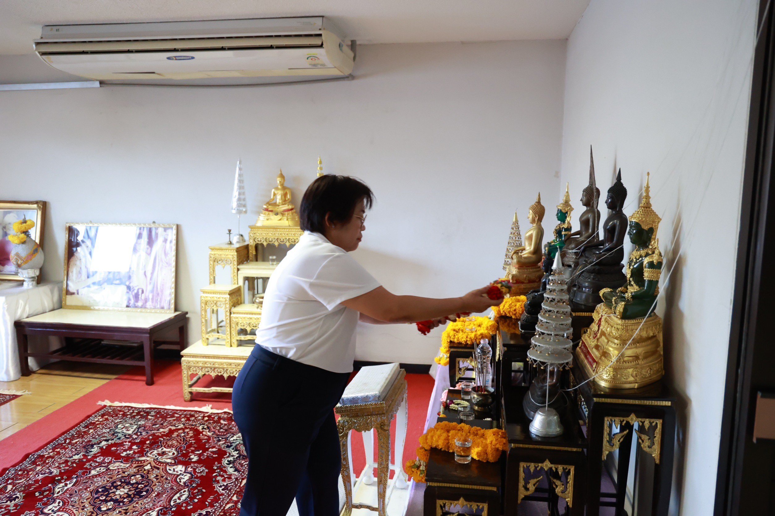“รสอ.สุชาดา” สักการะสิ่งศักดิ์สิทธิ์ อำลาตำแหน่ง ส่งท้ายก่อนการเกษียณอายุราชการ