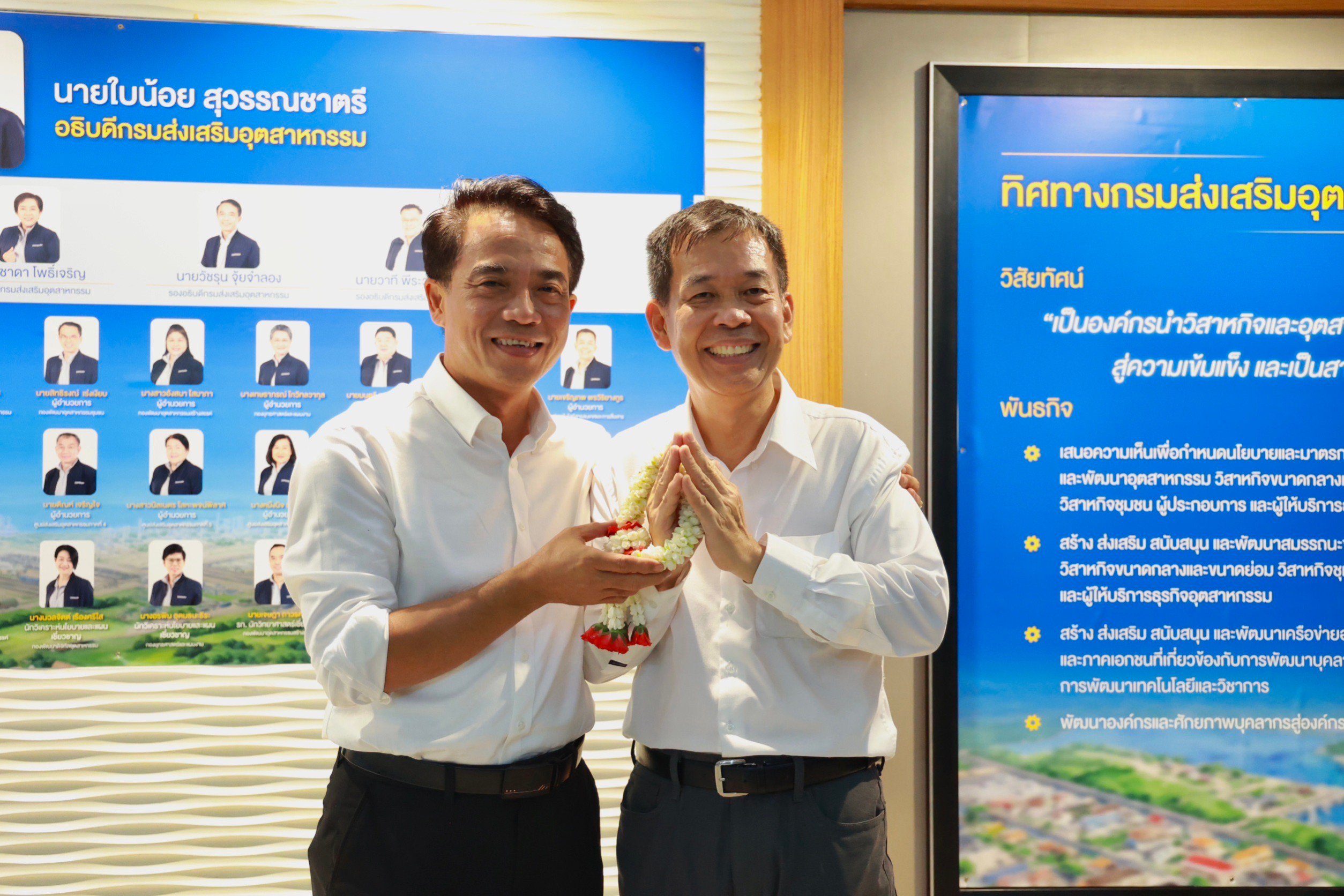 “รสอ.สุชาดา” สักการะสิ่งศักดิ์สิทธิ์ อำลาตำแหน่ง ส่งท้ายก่อนการเกษียณอายุราชการ