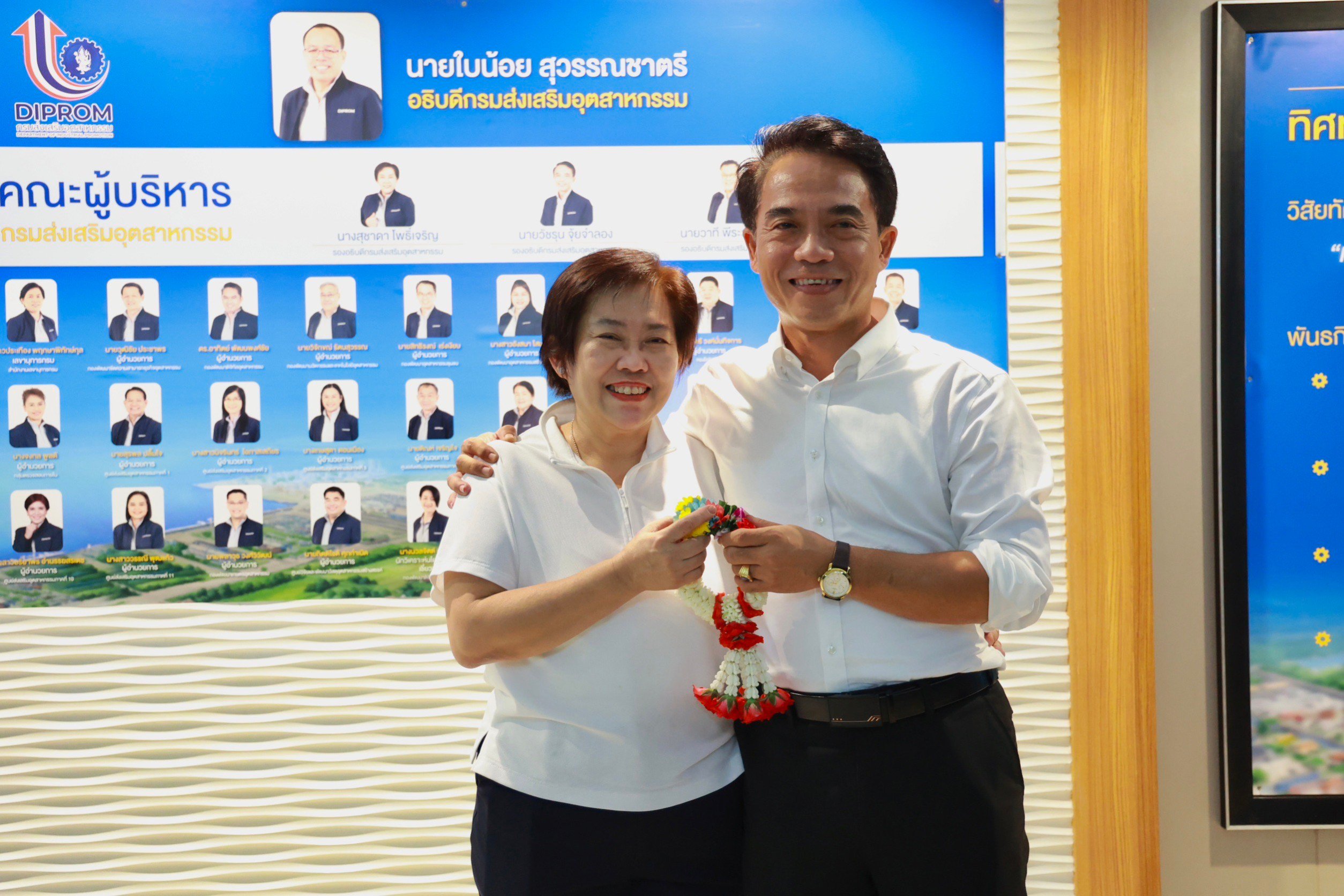 “รสอ.สุชาดา” สักการะสิ่งศักดิ์สิทธิ์ อำลาตำแหน่ง ส่งท้ายก่อนการเกษียณอายุราชการ