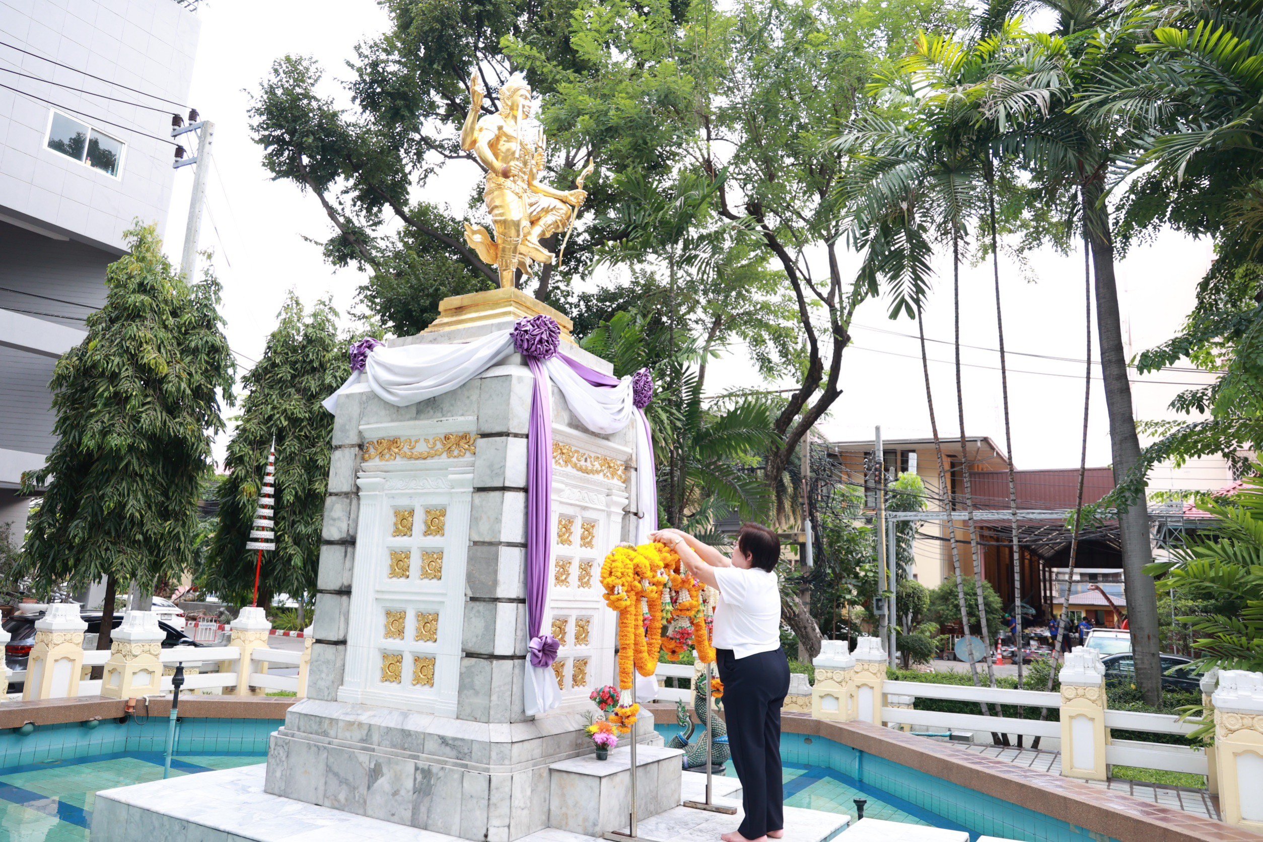 “รสอ.สุชาดา” สักการะสิ่งศักดิ์สิทธิ์ อำลาตำแหน่ง ส่งท้ายก่อนการเกษียณอายุราชการ