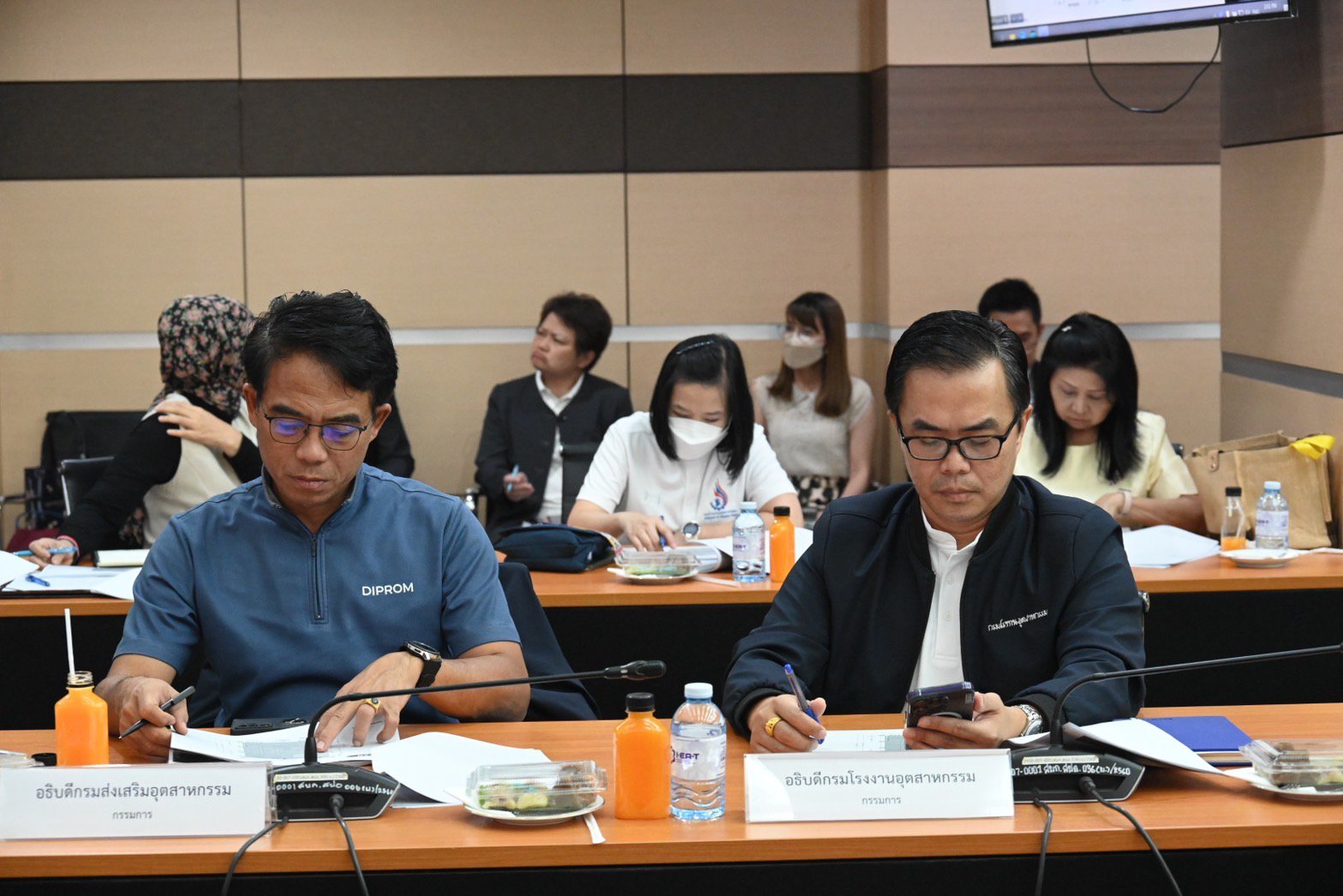 ปลัดฯ ณัฐพล จัดหนัก จัดเต็มส่งท้ายปี 2566 เตรียมจัดงานกาชาด ลุ้นโชคสลากรางวัลใหญ่ทั้งรถยนต์ รถจักรยานยนต์ ทองคำ และเกมส์จับรางวัลลุ้นเครื่องใช้ไฟฟ้า สินค้าอุตสาหกรรมมากมาย พร้อมตื่นตากับศิลปินดาราทุกวัน ที่ร้านกระทรวงอุตสาหกรรม