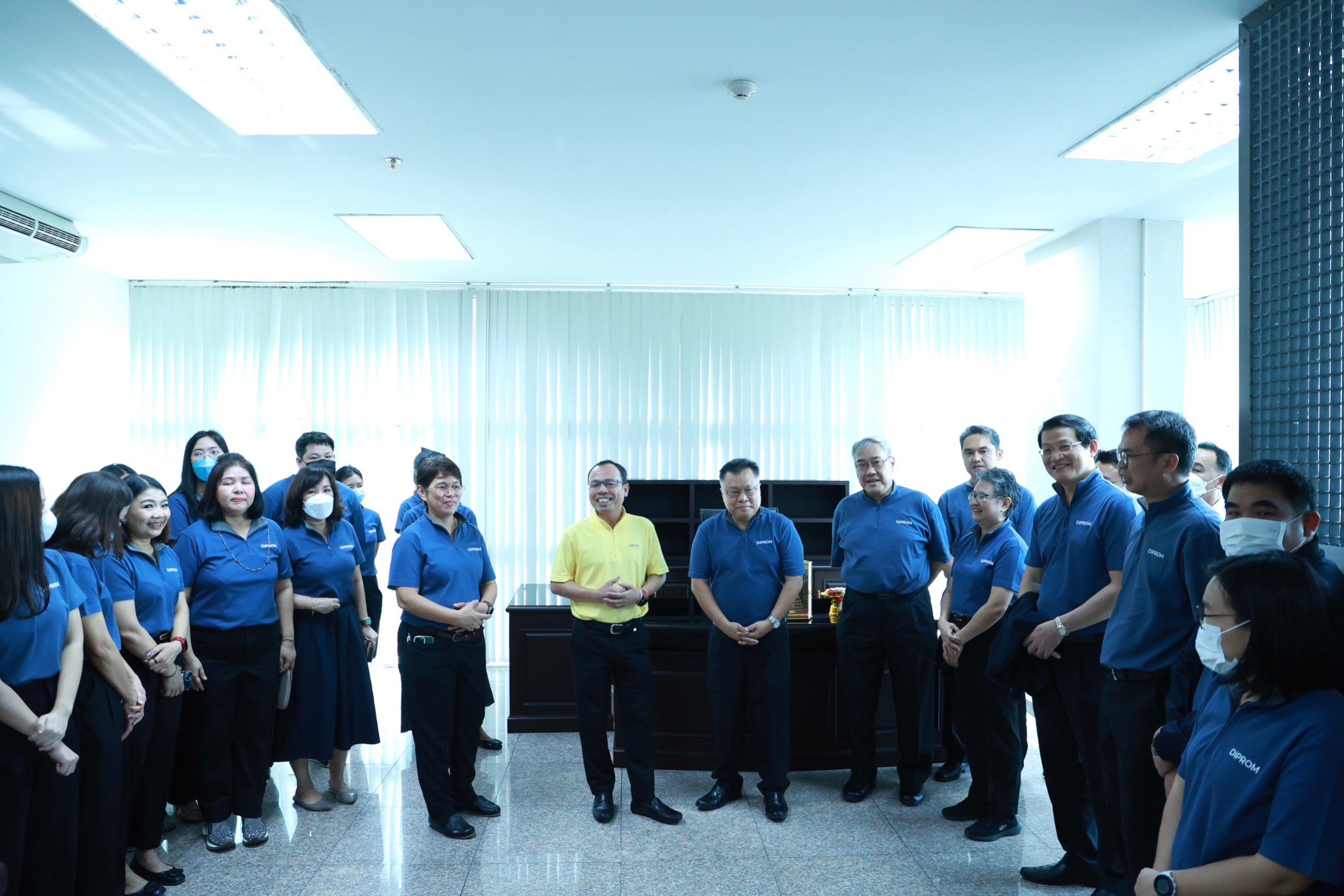 รองปลัดฯ ป้ายแดง “นายใบน้อย สุวรรณชาตรี” ถือฤกษ์สักการะสิ่งศักดิ์สิทธิ์ประจำกระทรวงอุตสาหกรรม ก่อนเข้าทำงานวันแรก