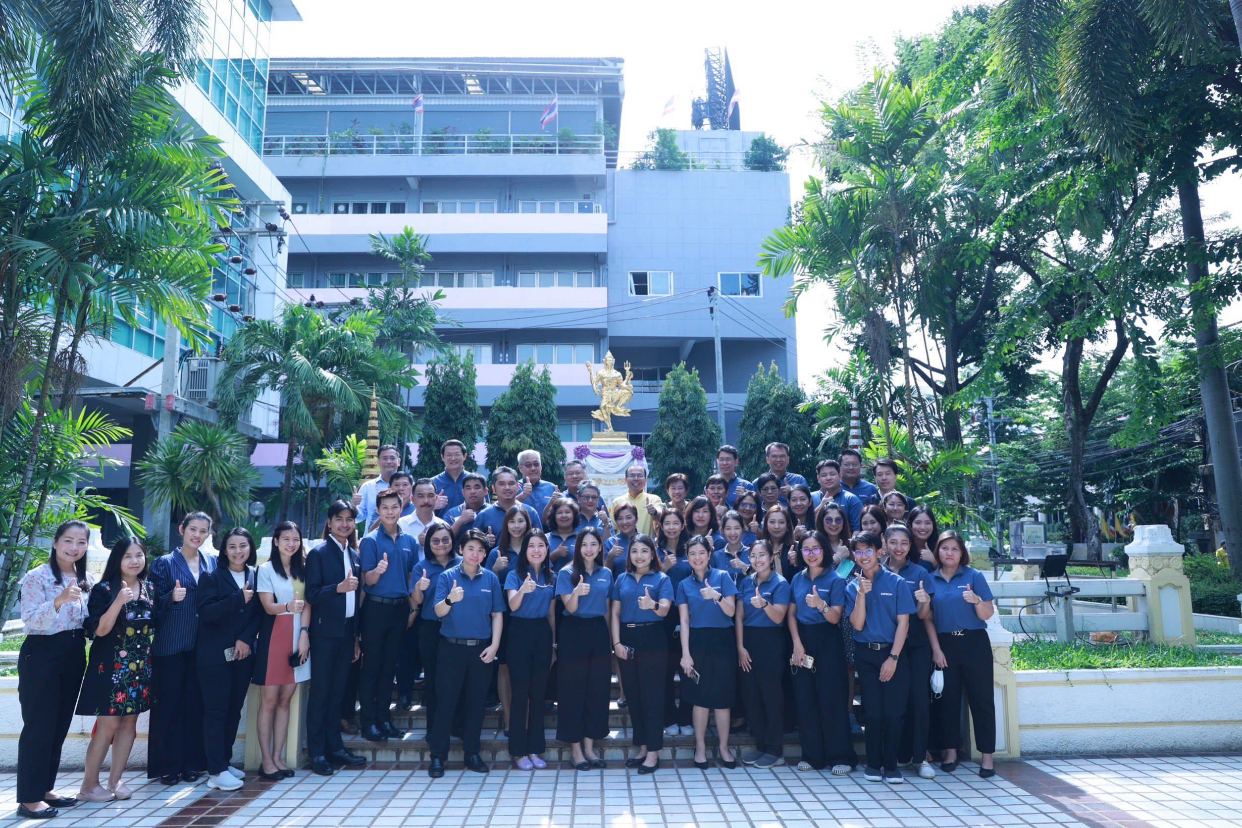 รองปลัดฯ ป้ายแดง “นายใบน้อย สุวรรณชาตรี” ถือฤกษ์สักการะสิ่งศักดิ์สิทธิ์ประจำกระทรวงอุตสาหกรรม ก่อนเข้าทำงานวันแรก