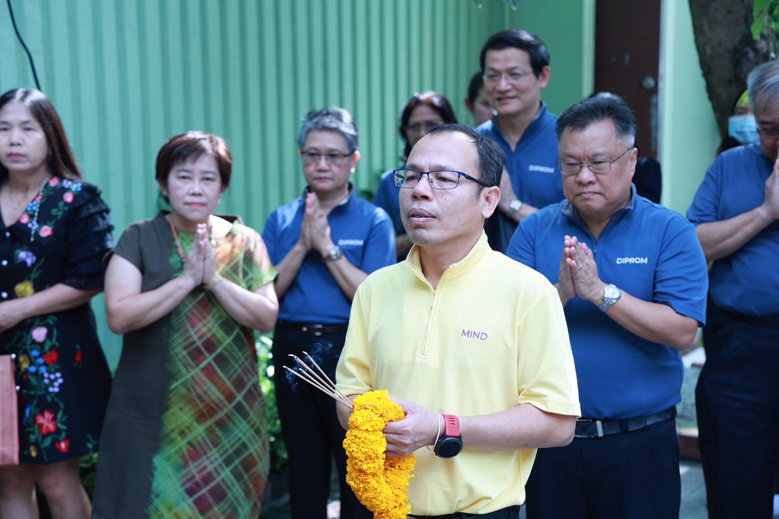 รองปลัดฯ ป้ายแดง “นายใบน้อย สุวรรณชาตรี” ถือฤกษ์สักการะสิ่งศักดิ์สิทธิ์ประจำกระทรวงอุตสาหกรรม ก่อนเข้าทำงานวันแรก