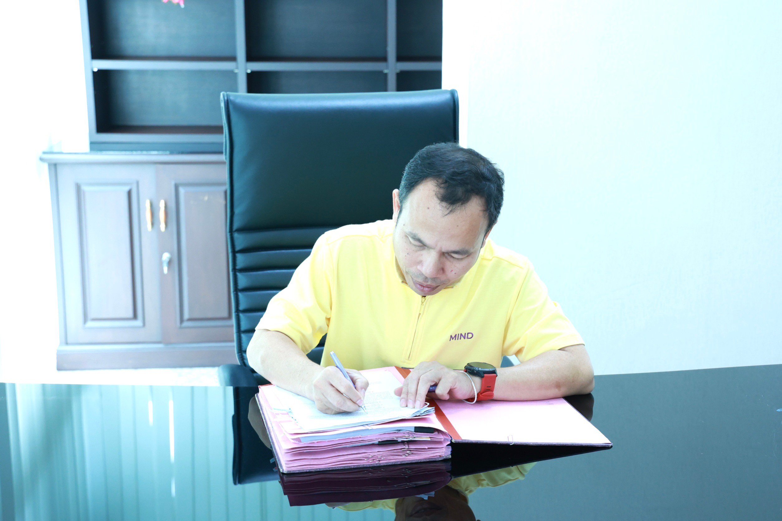 รองปลัดฯ ป้ายแดง “นายใบน้อย สุวรรณชาตรี” ถือฤกษ์สักการะสิ่งศักดิ์สิทธิ์ประจำกระทรวงอุตสาหกรรม ก่อนเข้าทำงานวันแรก