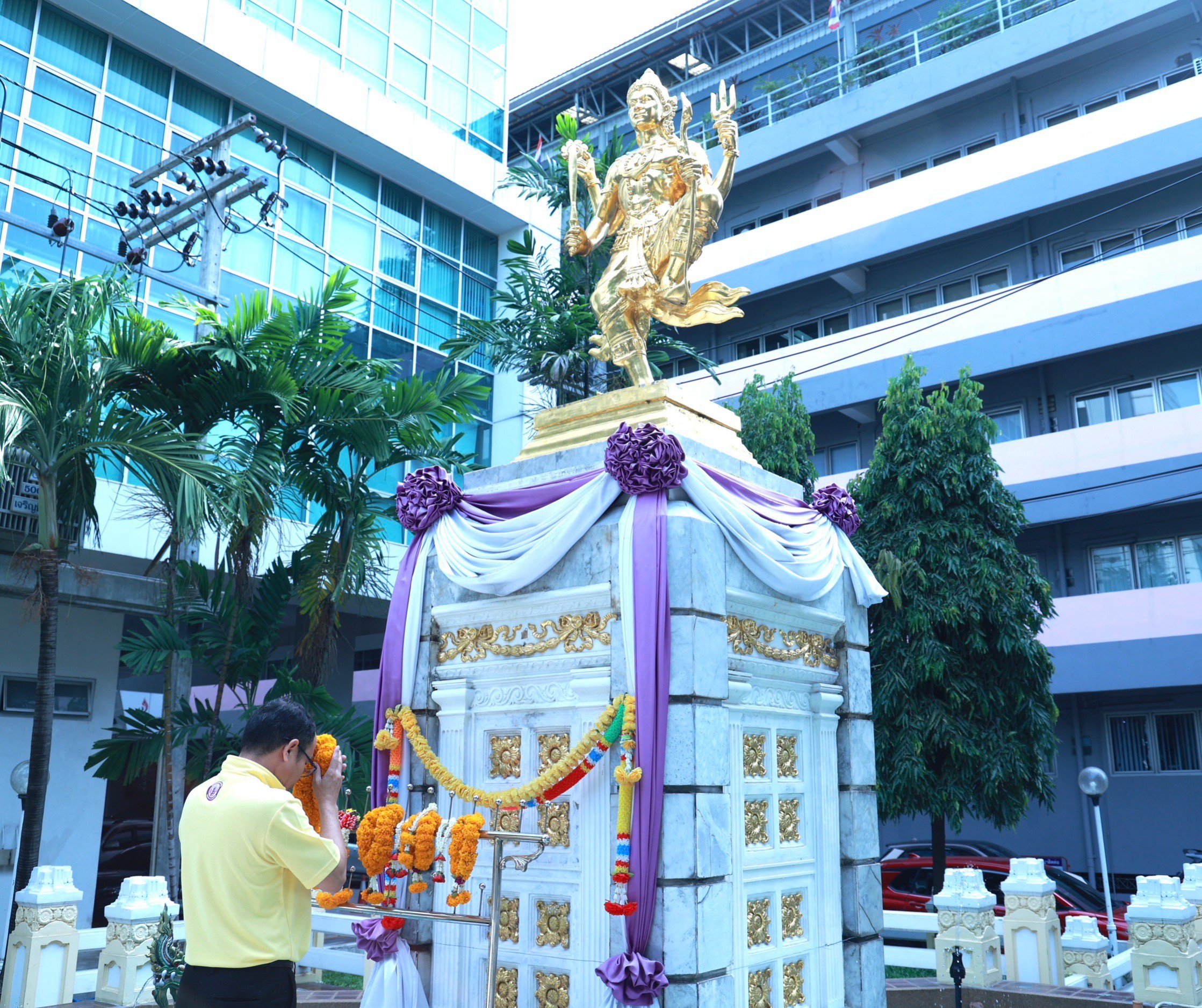 รองปลัดฯ ป้ายแดง “นายใบน้อย สุวรรณชาตรี” ถือฤกษ์สักการะสิ่งศักดิ์สิทธิ์ประจำกระทรวงอุตสาหกรรม ก่อนเข้าทำงานวันแรก