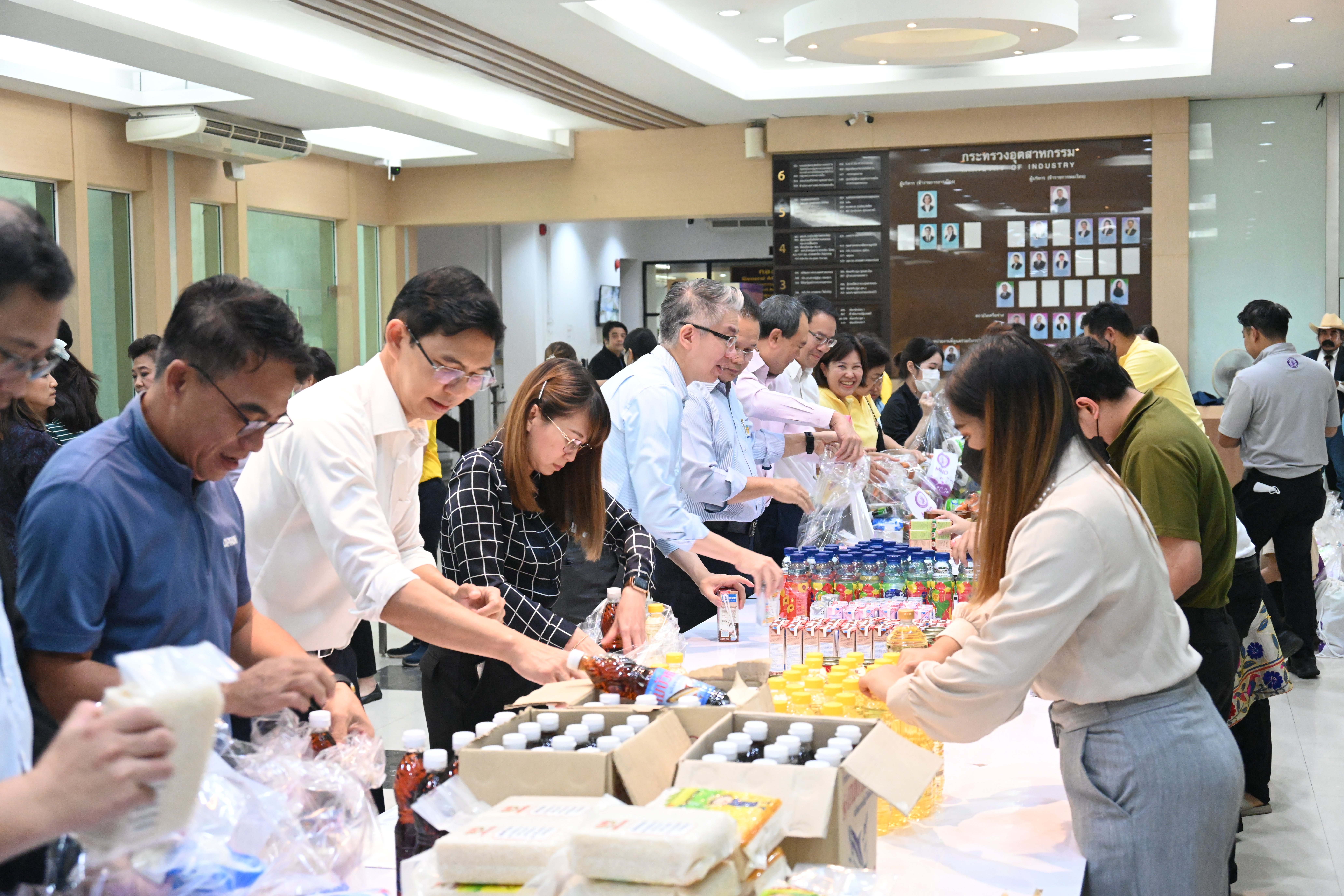 ปลัดฯ ณัฐพล นำทีม MIND แพค “ถุงยิ้มพิมพ์ใจ MIND ไม่ทิ้งกัน” พร้อมรับมอบสิ่งของอุปโภค บริโภค เตรียมเพื่อนำไปช่วยเหลือผู้ประสบอุทกภัย