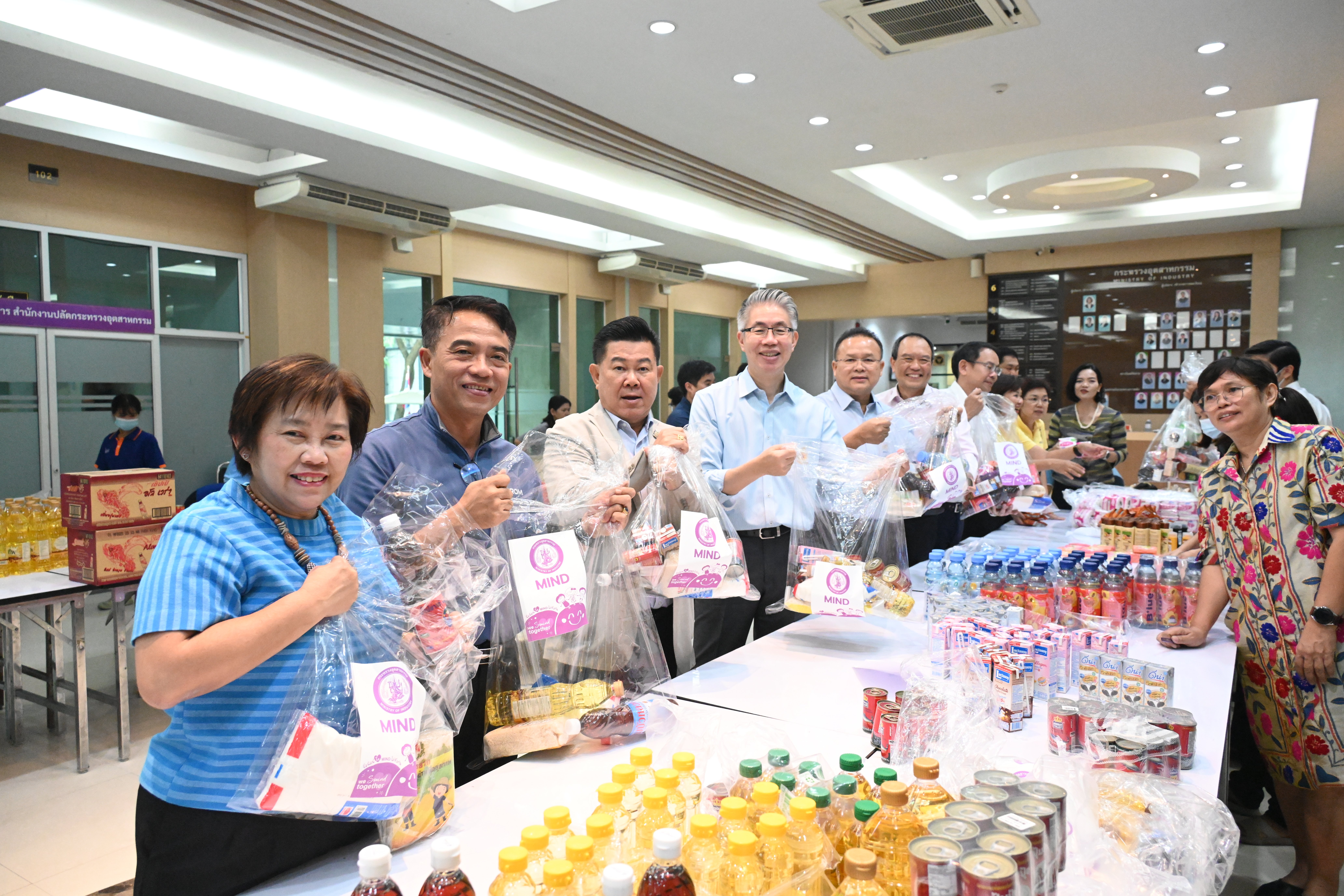 ปลัดฯ ณัฐพล นำทีม MIND แพค “ถุงยิ้มพิมพ์ใจ MIND ไม่ทิ้งกัน” พร้อมรับมอบสิ่งของอุปโภค บริโภค เตรียมเพื่อนำไปช่วยเหลือผู้ประสบอุทกภัย