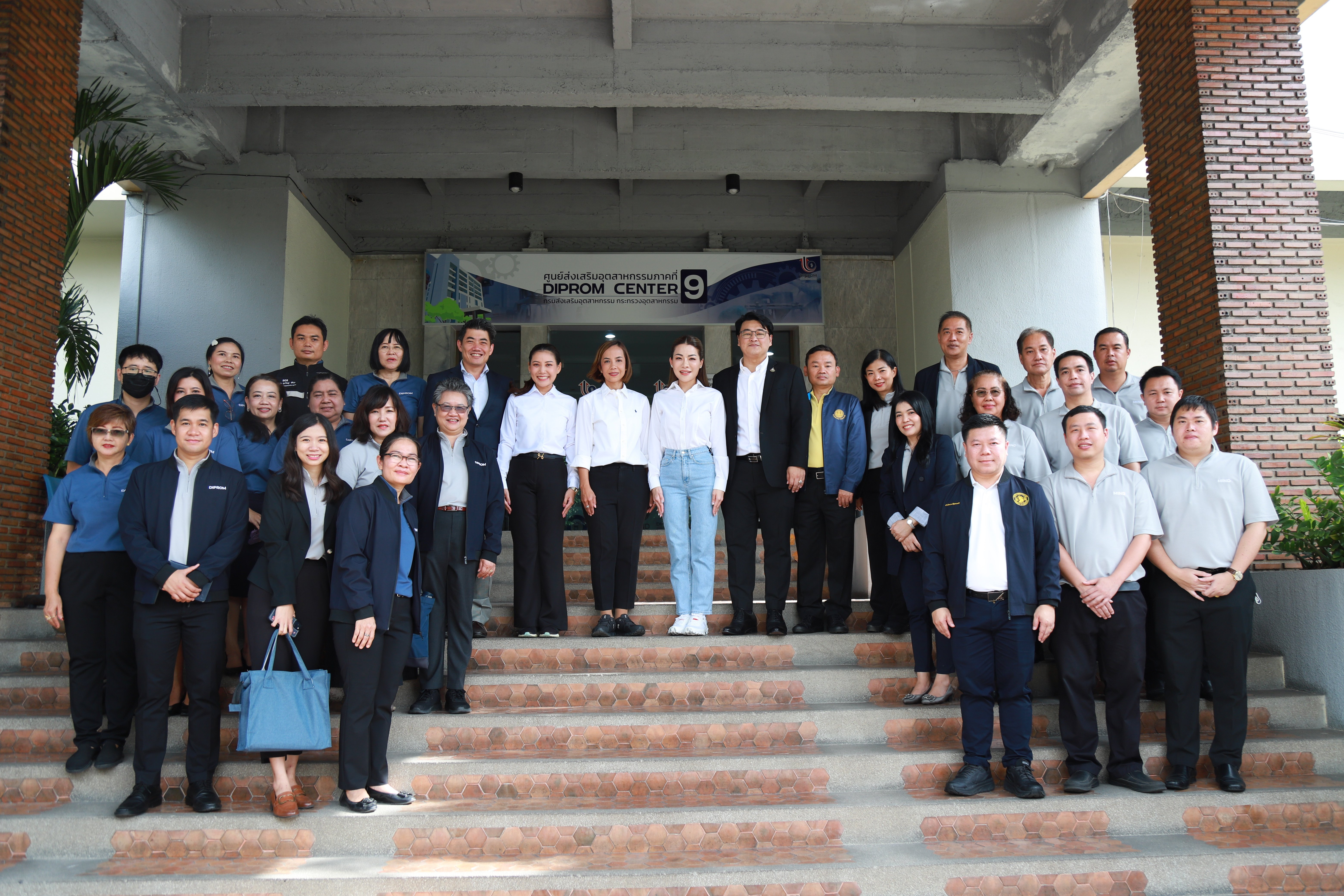 รัฐมนตรีฯ พิมพ์ภัทรา ลงพื้นที่เมืองชล เร่งพัฒนาอุตสาหกรรมสู่เมืองเศรษฐกิจชั้นนำอาเซียน