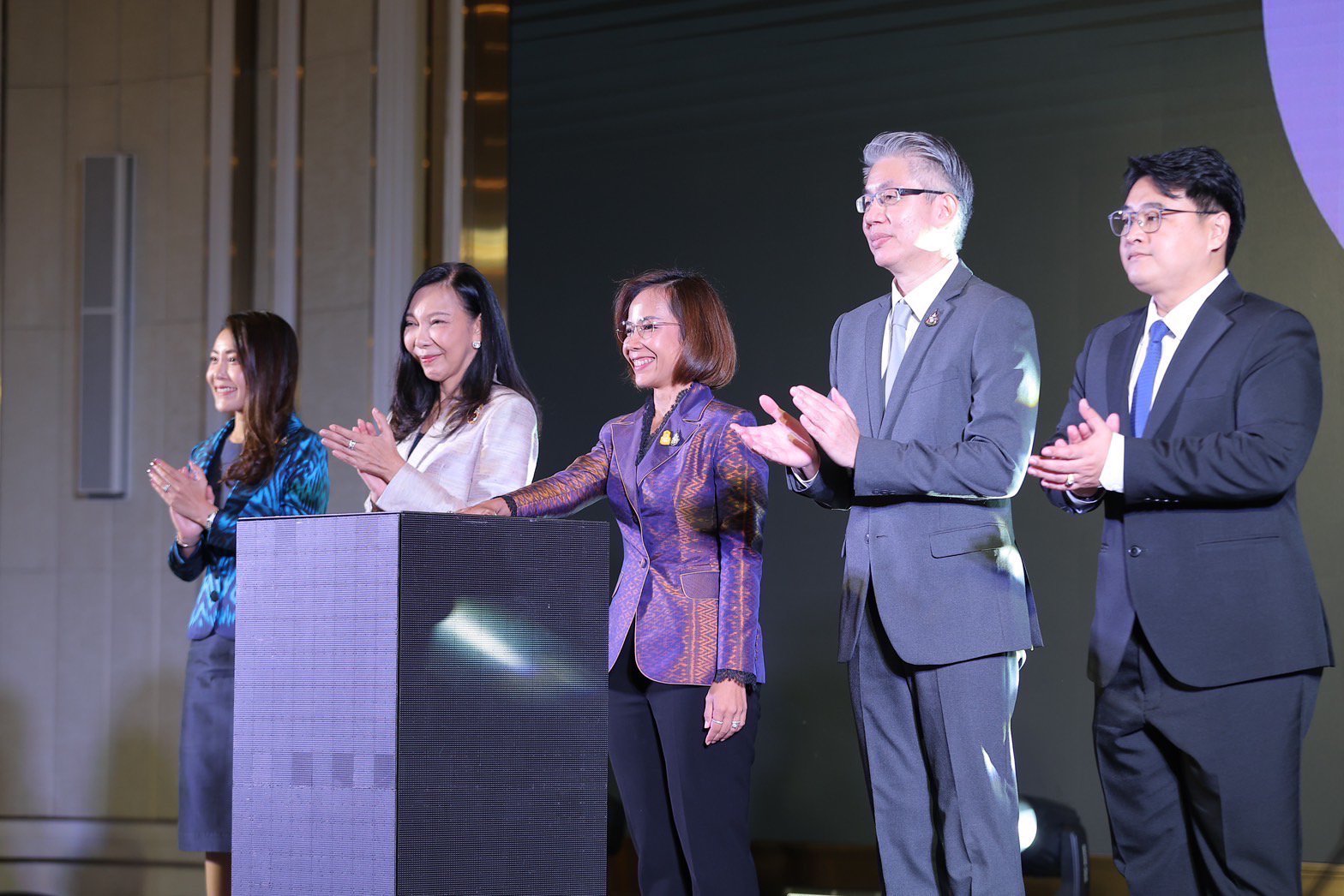 รัฐมนตรีฯ พิมพ์ภัทรา เปิดงานประจำปี สศอ. OIE FORUM 2023 ครั้งที่ 15 "MIND : Set for Sustainability ปรับมุมคิด พลิกอุตสาหกรรมไทยสู่ความยั่งยืน"