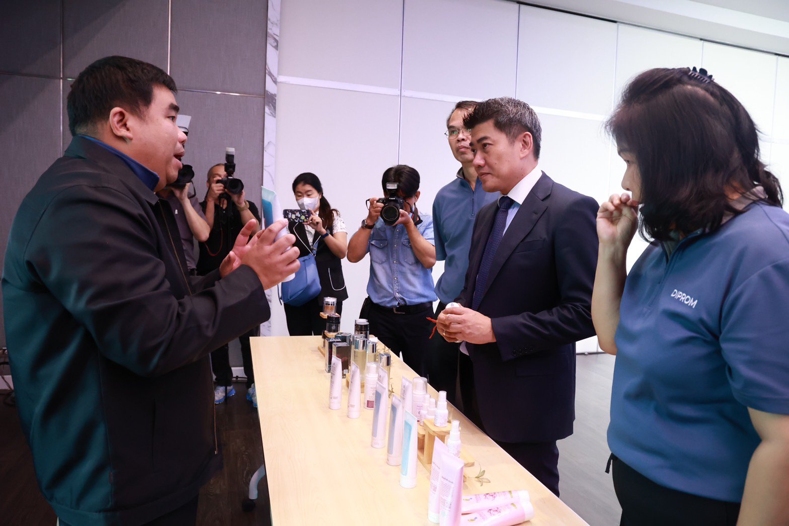 รมว.พิมพ์ภัทรา สั่งการ ดีพร้อม บุกเมืองคอน ลุยบิ๊กอีเว้นท์ มอบของขวัญปีใหม่ส่งท้ายปี เตรียมจัดงานอุตสาหกรรมแฟร์ฯ กระตุ้นเศรษฐกิจภาคใต้ คาดเงินสะพัดกว่า 200 ล้านบาท