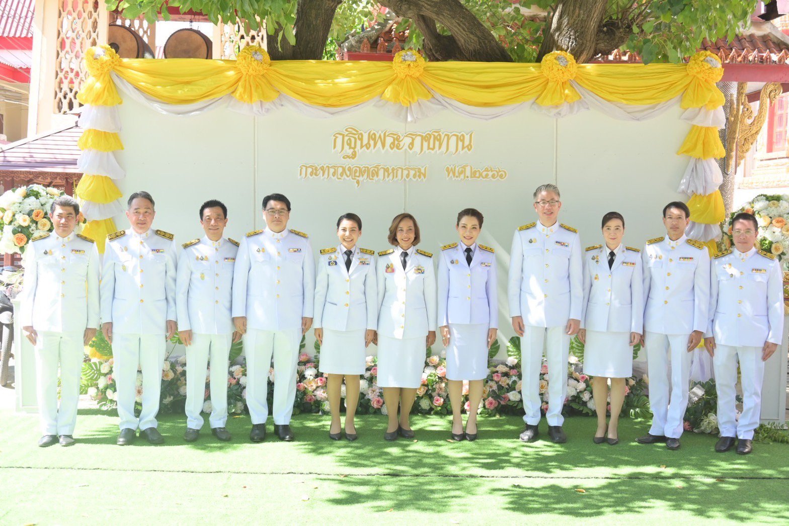"รมว.พิมพ์ภัทรา" นำทีม กระทรวงอุตสาหกรรม อัญเชิญผ้าพระกฐินพระราชทานทอดถวาย ณ วัดโบสถ์ อ.อินทร์บุรี จ.สิงหบุรี เพื่อสืบทอดพระพุทธศาสนา