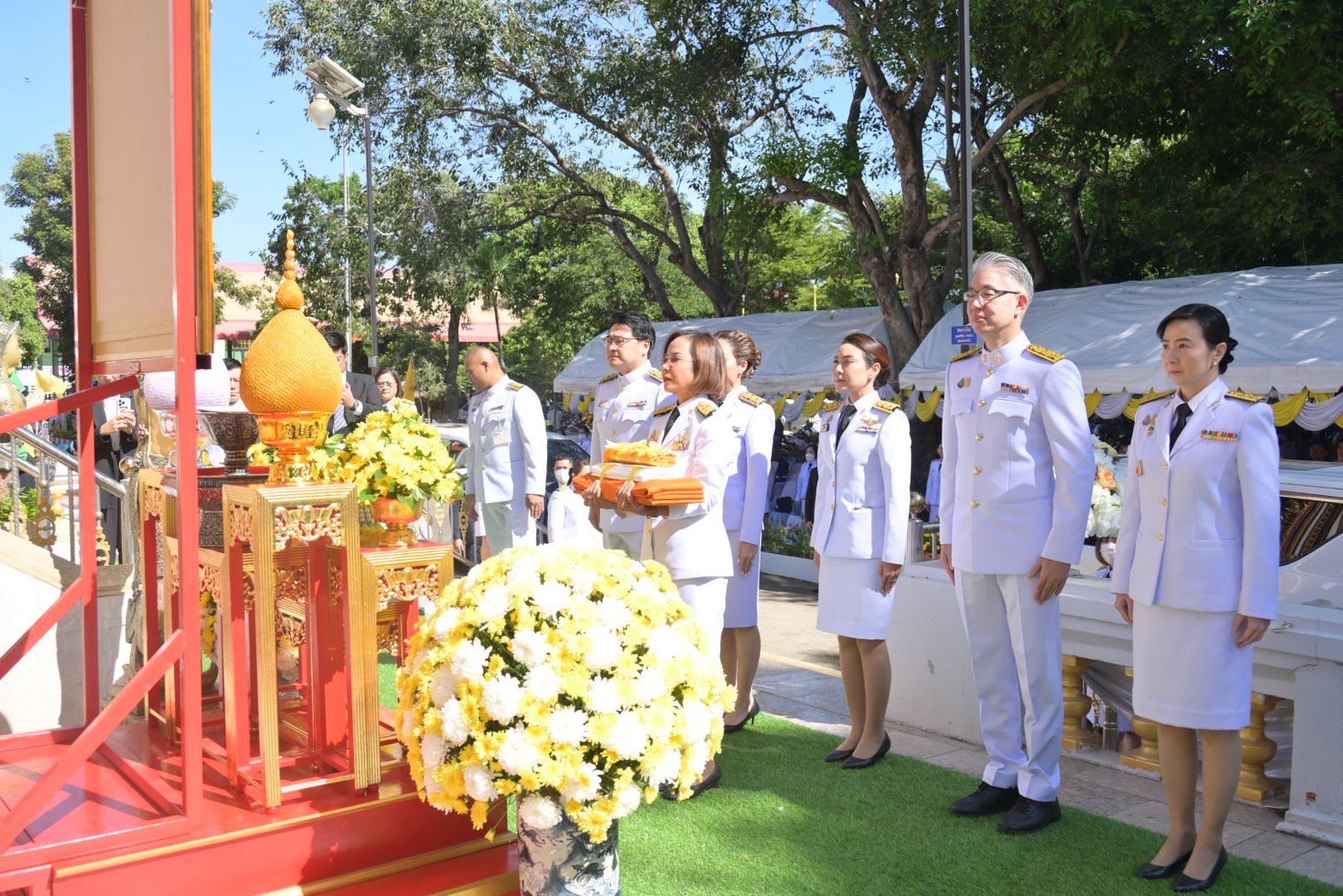 "รมว.พิมพ์ภัทรา" นำทีม กระทรวงอุตสาหกรรม อัญเชิญผ้าพระกฐินพระราชทานทอดถวาย ณ วัดโบสถ์ อ.อินทร์บุรี จ.สิงหบุรี เพื่อสืบทอดพระพุทธศาสนา