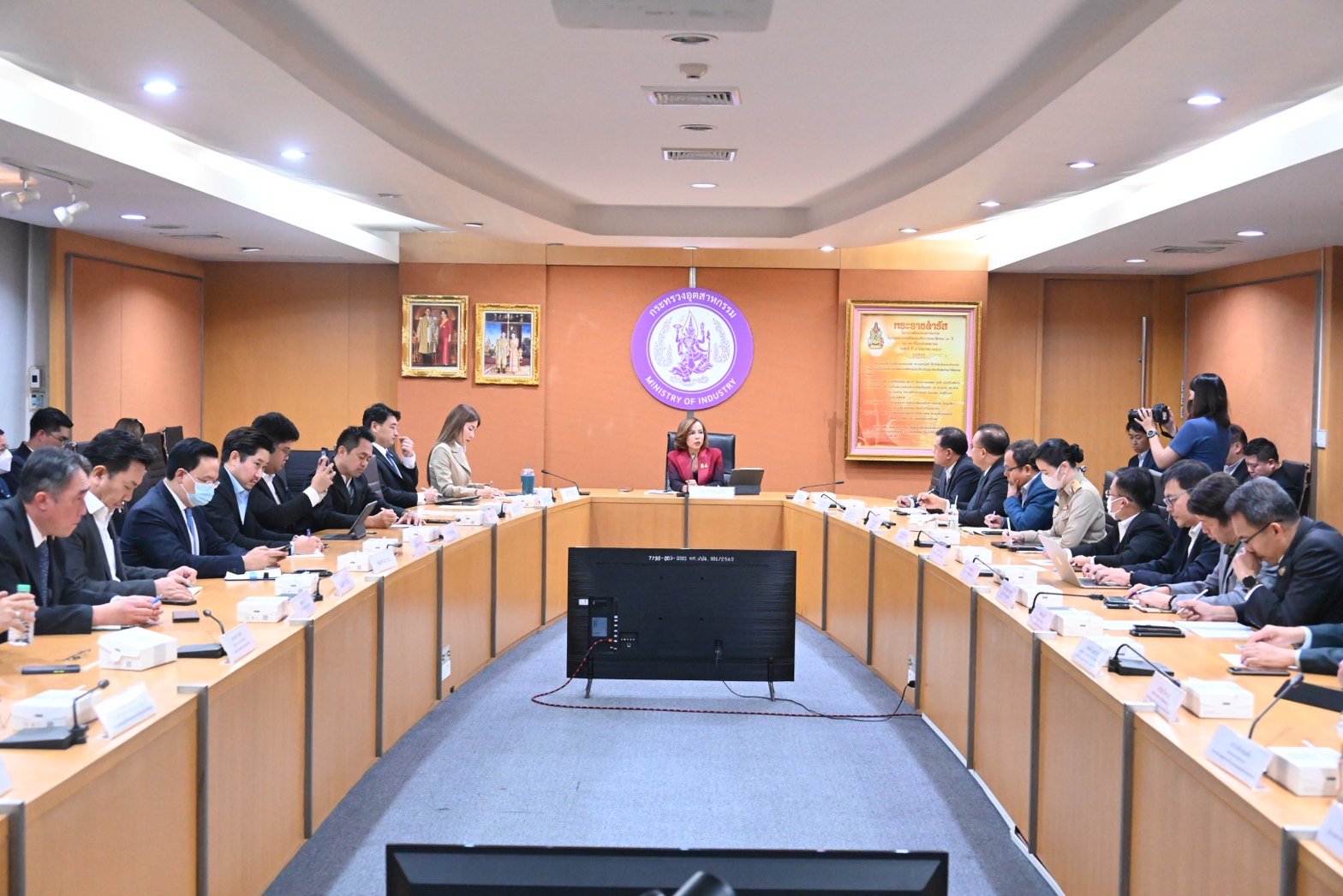 รัฐมนตรีฯ พิมพ์ภัทรา ประชุมหารือผู้บริหารกระทรวงอุตสาหกรรม ชื่นชมการทำงาน พร้อมสั่งการเตรียมมอบของขวัญปีใหม่ 2567