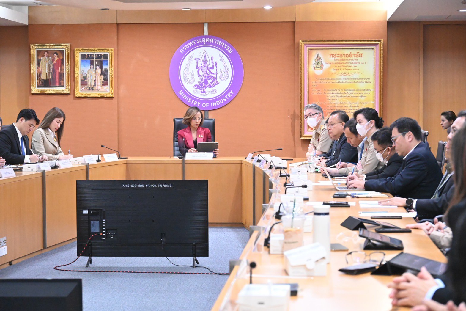 รัฐมนตรีฯ พิมพ์ภัทรา ประชุมหารือผู้บริหารกระทรวงอุตสาหกรรม ชื่นชมการทำงาน พร้อมสั่งการเตรียมมอบของขวัญปีใหม่ 2567