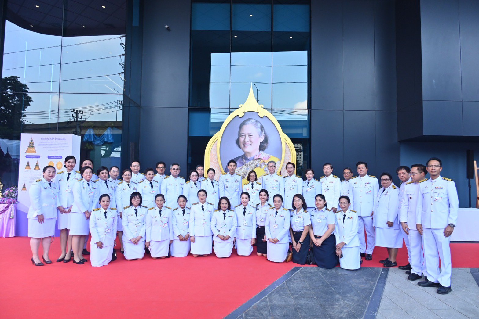 รัฐมนตรีฯ พิมพ์ภัทรา เฝ้าทูลละอองพระบาทรับเสด็จ สมเด็จพระกนิษฐาธิราชเจ้ากรมสมเด็จพระเทพรัตนราชสุดาฯ เสด็จพระราชดําเนินทรงประกอบพิธีเททองนำฤกษ์หล่อพระพุทธสิริโรจนนิคม