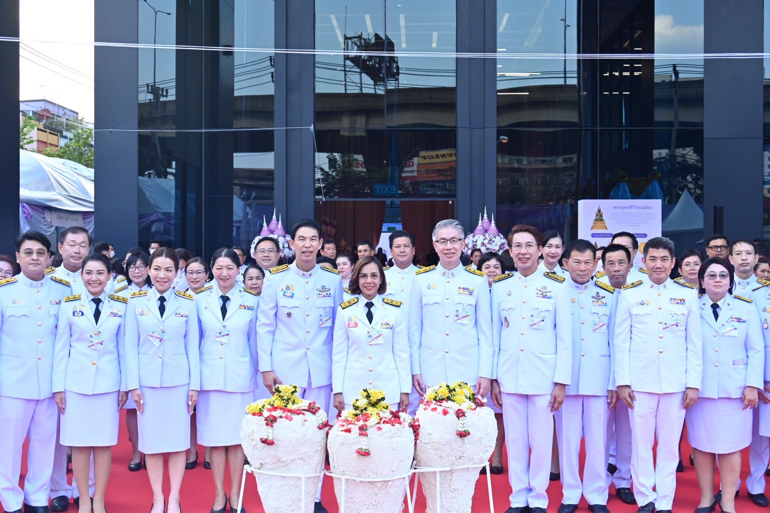 รัฐมนตรีฯ พิมพ์ภัทรา เฝ้าทูลละอองพระบาทรับเสด็จ สมเด็จพระกนิษฐาธิราชเจ้ากรมสมเด็จพระเทพรัตนราชสุดาฯ เสด็จพระราชดําเนินทรงประกอบพิธีเททองนำฤกษ์หล่อพระพุทธสิริโรจนนิคม