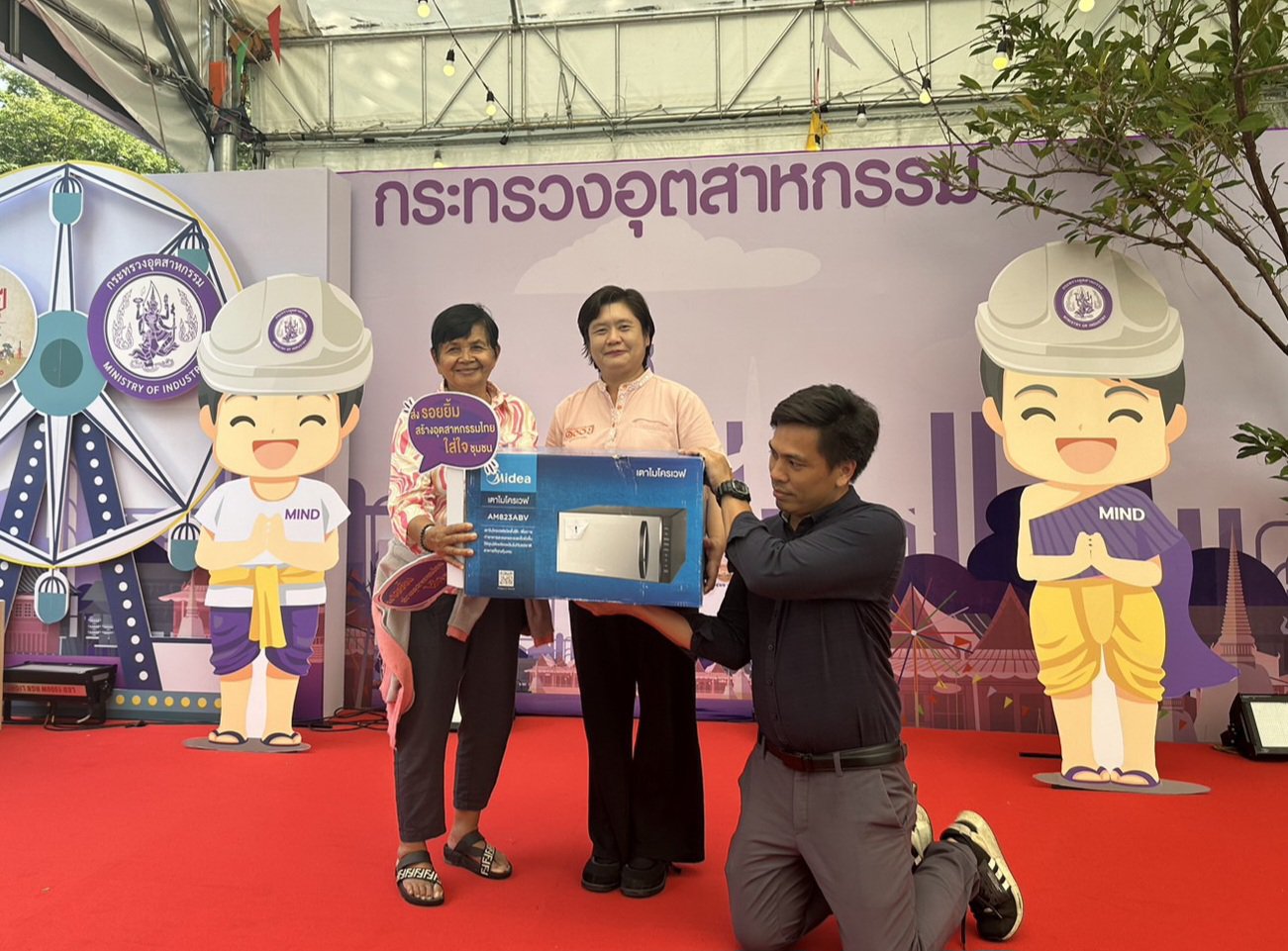 “รสอ.ดวงดาว” มอบของรางวัลแก่ผู้โชคดีในงานกาชาดประจำปี 2566