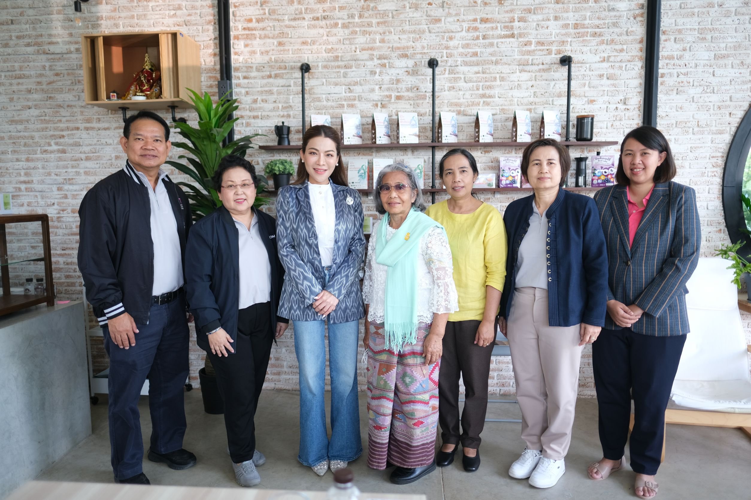ผู้ช่วยรัฐมนตรีฯ ศิรินันท์ ยกระดับสมุนไพรอินทรีย์และผ้าใยกัญชงสู่การสร้างรายได้อย่างยั่งยืนให้กับชุมชน