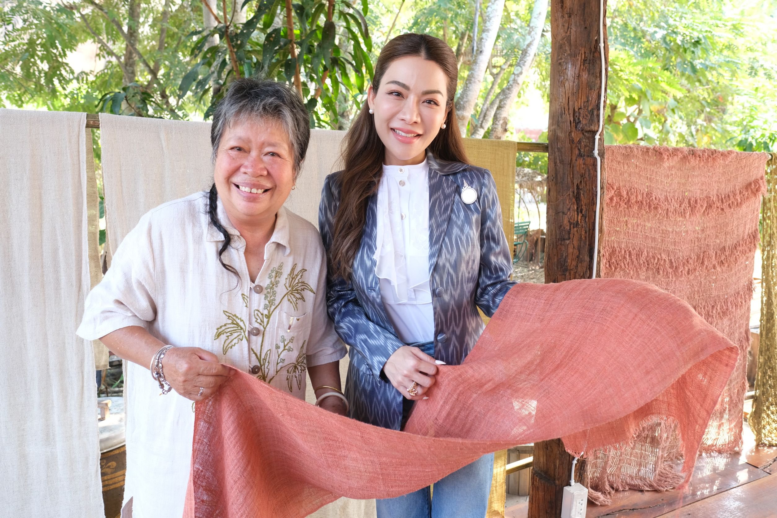 ผู้ช่วยรัฐมนตรีฯ ศิรินันท์ ยกระดับสมุนไพรอินทรีย์และผ้าใยกัญชงสู่การสร้างรายได้อย่างยั่งยืนให้กับชุมชน